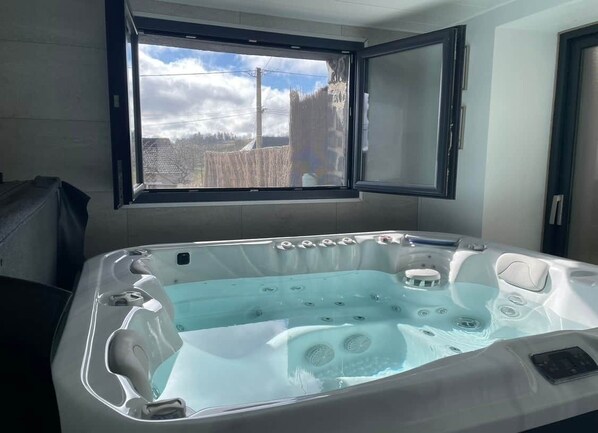 Interior - Parenthèse en Planèze Spa, Sauna, Cinéma, Jardin (Valuéjols)