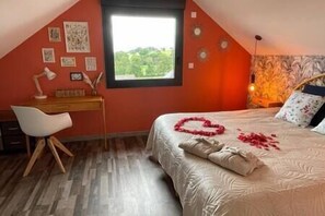 1 bedroom, iron/ironing board, WiFi, bed sheets - Parenthèse en Planèze Spa, Sauna, Cinéma, Jardin (Valuéjols)