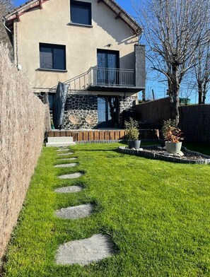 Exterior - Parenthèse en Planèze Spa, Sauna, Cinéma, Jardin (Valuéjols)