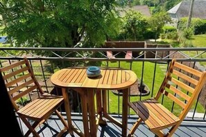 Outdoor dining - Parenthèse en Planèze Spa, Sauna, Cinéma, Jardin (Valuéjols)
