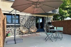 Outdoor dining - Parenthèse en Planèze Spa, Sauna, Cinéma, Jardin (Valuéjols)