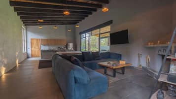 Casa familiar, vista al jardín | Área de sala de estar
