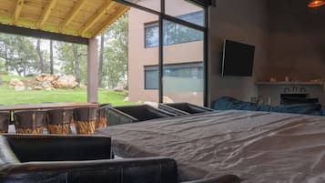 Casa familiar, vista al jardín | Área de sala de estar