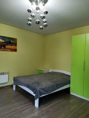 3 عدّة غرف نوم ومكواة/لوح كي وواي فاي وملاءات أسرّة