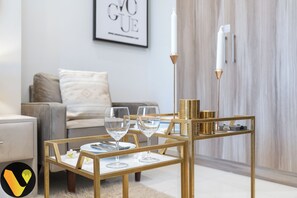 Luxury-Studio, Balkon, Seeblick | Laptopgeeigneter Arbeitsplatz, Bügeleisen/Bügelbrett, Babybetten