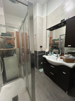 Secador de pelo, bidet, toallas, jabón