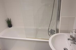 Combined shower/tub, deep soaking tub, towels