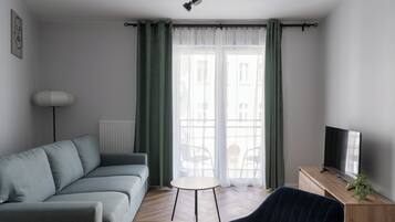 Apartment, 1 Schlafzimmer, Balkon | Wohnzimmer | Flachbildfernseher