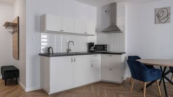 Appartement, 1 chambre, balcon | Coin cuisine privé | Bouilloire électrique