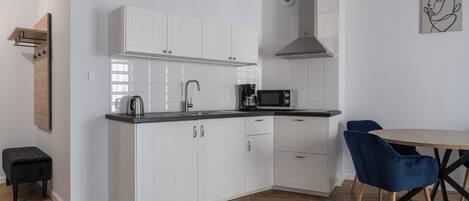 Appartement, 1 chambre, balcon | Coin cuisine privé | Bouilloire électrique