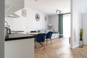Apartamento, 1 quarto, sacada | Sala de estar | TV de tela plana