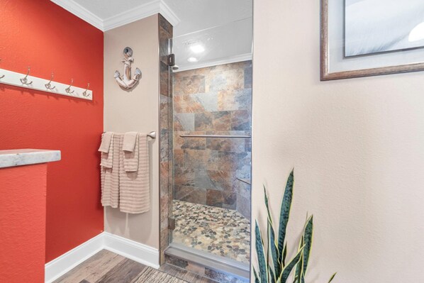 Appartamento, letti multipli (Majestic Beach Towers 2-404) | Bagno | Asciugamani, sapone, carta igienica