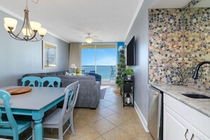 公寓客房, 多張床 (Majestic Beach Towers 2-404) | 私人廚房 | 烤箱、烤麵包機