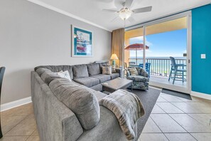 公寓客房, 多張床 (Majestic Beach Towers 2-404) | 起居區 | 電視