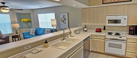 Kylskåp, mikrovågsugn, ugn och spishäll