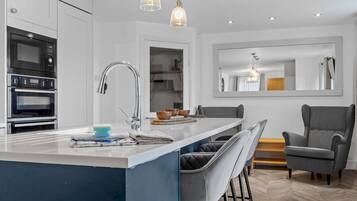 Réfrigérateur, four, lave-vaisselle, grille-pain