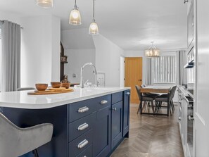 ثلاجة، فرن، غسالة أطباق، محمصة خبز