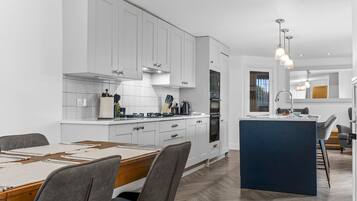 Réfrigérateur, four, lave-vaisselle, grille-pain