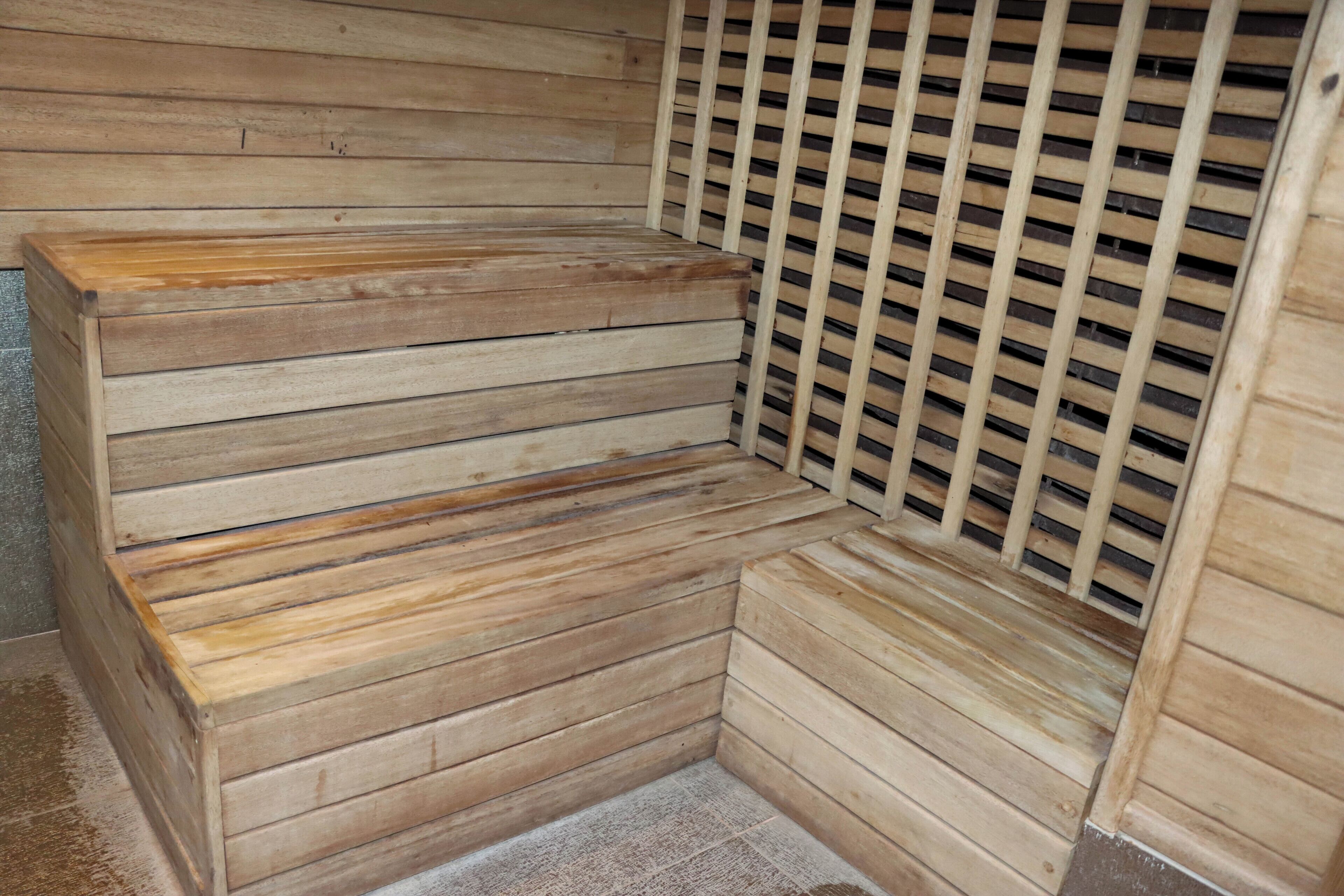 Rincón de una habitación con paneles de madera y una celosía de madera.