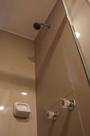 Dusj, regndusjhode, hårføner og håndklær