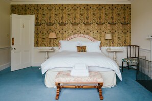 6 bedrooms, iron/ironing board, Internet, bed sheets