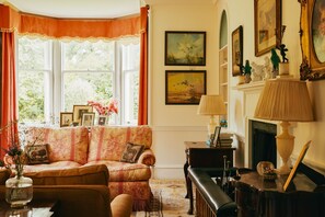 Smart TV, fireplace, DVD player