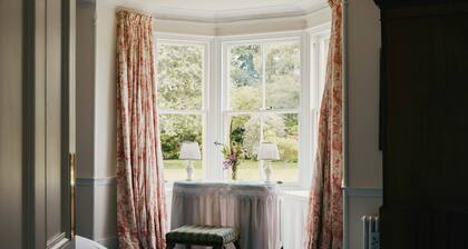 The Secret Loch - Six Bedroom Villa, Sleeps 12