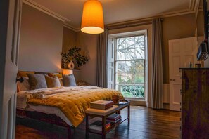 5 bedrooms, iron/ironing board, WiFi, bed sheets