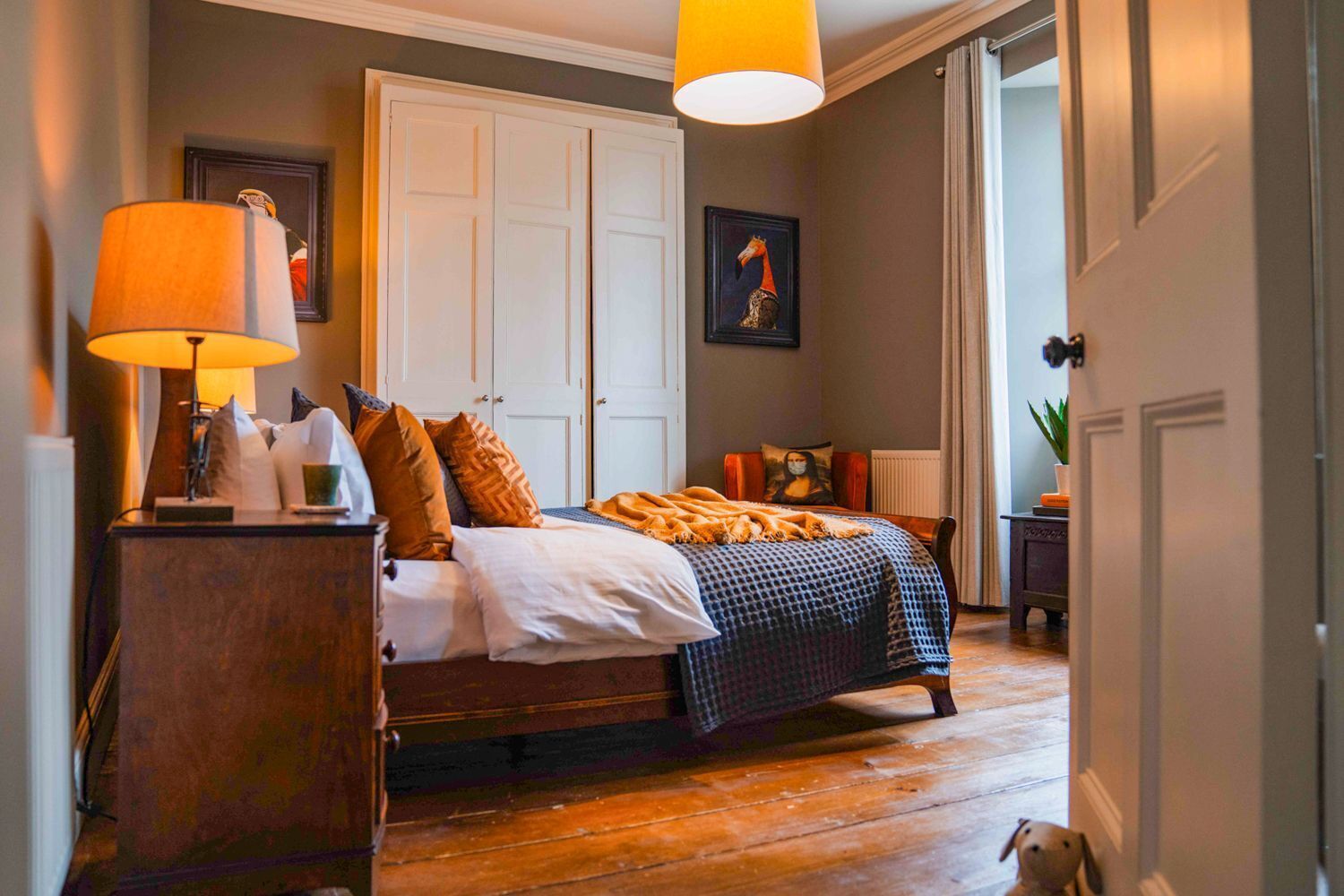 5 bedrooms, iron/ironing board, WiFi, bed sheets