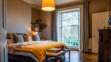 5 bedrooms, iron/ironing board, bed sheets