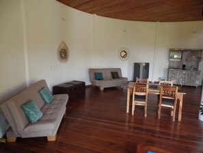 高級寢具、免費無線上網、床單