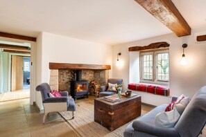 Smart TV, fireplace - Threshing Mill - Four Bedroom Villa, Sleeps 8 (Marshfield)