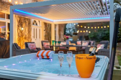 Moonstone Villa - Eight Bedroom Villa, Sleeps 18