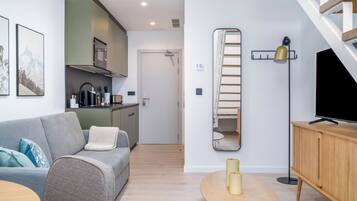 One-Bedroom Comfort Apartment | Coin séjour | Télévision à écran plat de 50 pouces avec chaßnes par cùble