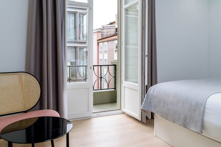 1 habitación, decoración personalizada, muebles diferentes y escritorio