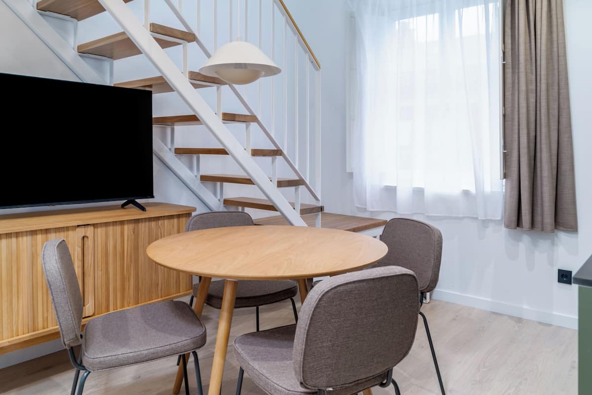 One-Bedroom Apartment with Sofa Bed | บริเวณนั่งเล่น | ทีวีจอแบน 50 นิ้ว พร้อมช่องเคเบิล