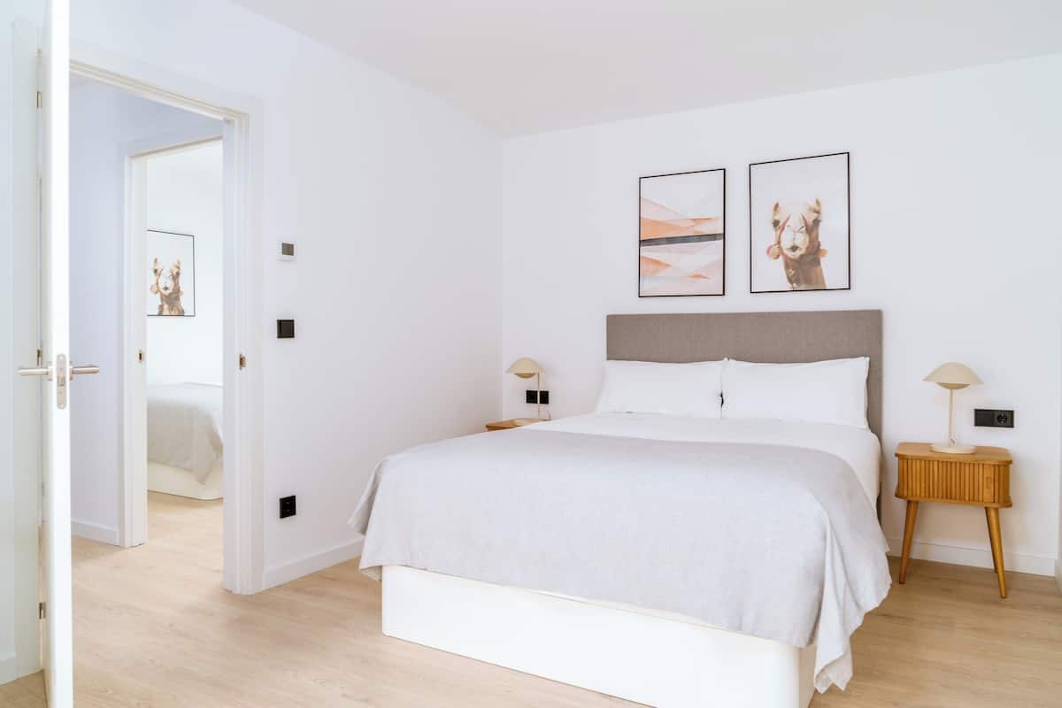 Two-Bedroom Apartment with Sofa Bed | โต๊ะทำงาน, พื้นที่ทำงานแบบใช้แล็ปท็อป, ผ้าม่านกันแสง, เตารีด/โต๊ะรีดผ้า