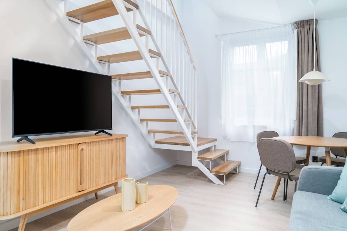 One-Bedroom Comfort Apartment | Wohnbereich | 50-Zoll-Flachbildfernseher mit Kabelempfang