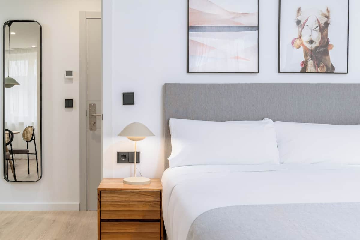 One-Bedroom Apartment | โต๊ะทำงาน, พื้นที่ทำงานแบบใช้แล็ปท็อป, ผ  ้าม่านกันแสง, เตารีด/โต๊ะรีดผ้า