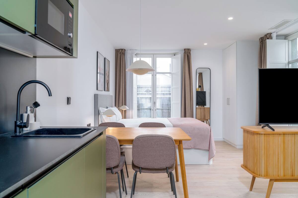 Comfort Studio with Balcony | โต๊ะทำงาน, พื้นที่ทำงานแบบใช้แล็ปท็อป, ผ้าม่านกันแสง, เตารีด/โต๊ะรีดผ้า