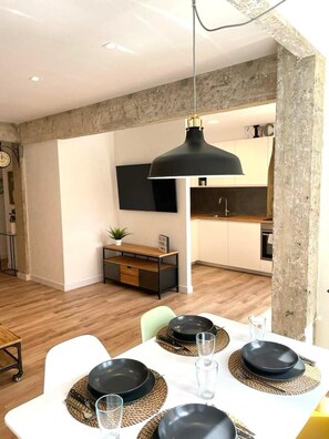 Living area - Cosy Bilbao City Center Apartment - 2BR (Bilbao)