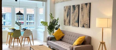 Apartment | Wohnbereich | Fernseher