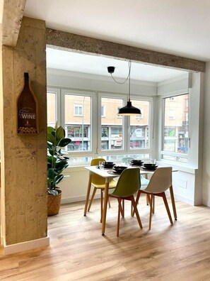 Dining - Cosy Bilbao City Center Apartment - 2BR (Bilbao)