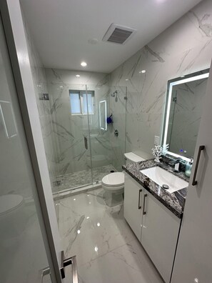 Douche, séchoir à cheveux, serviettes fournies, savon