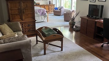 5 bedrooms, desk, iron/ironing board, travel crib