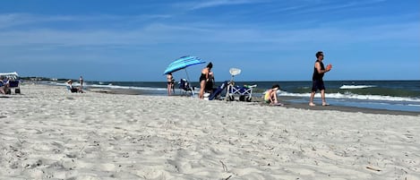 Vlak bij het strand, ligstoelen, strandlakens