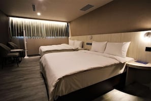 A hotel room with two beds, a desk, and a chair. - Jinhong Hostel (Taipei)