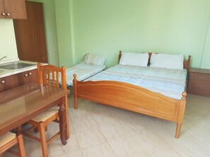 8 bedrooms, WiFi, bed sheets - Telo Shehu Holiday Home (Radhimë)