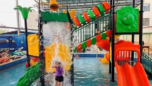 Ein Wasserspielbereich mit Rutschen und Düsen.