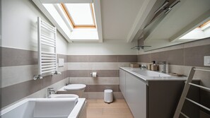 Doccia, asciugacapelli, bidet, asciugamani